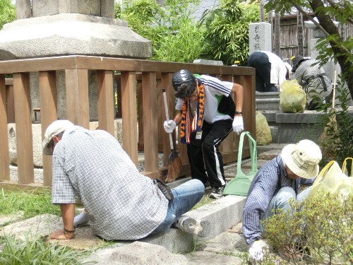 2455-12.8.6えんま堂美化　手前男性3人奥に女性2人.jpg